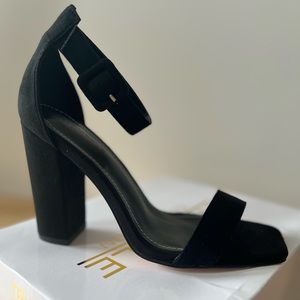 Women’s black heels squared toe size 6.